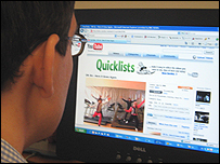 Một người đàn ông đang xem trang YouTube