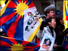 Người Tây Tạng biểu tình ở Anh