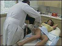 Mulher se submete ao tratamento cosmético