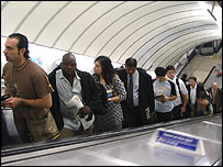 Hành khách trên thang cuối tại ga tàu điện ngầm