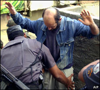 Policial revista morador de morro carioca