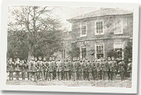 Y militia tu fas i ysbyty Aberteifi.  Llun trwy caredigrwydd Tony Bowen.