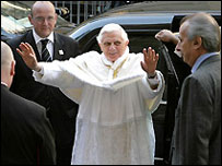 O papa Bento 16 chega à Catredral St. Patrick