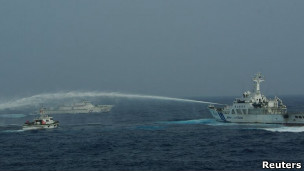 日本巡逻船向台湾保钓船射水 