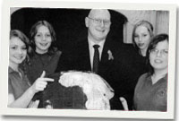 Disgyblion gyda Hywel Williams