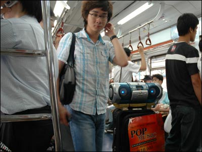 Xe bán đĩa CD nhạc trên tàu điện ngầm