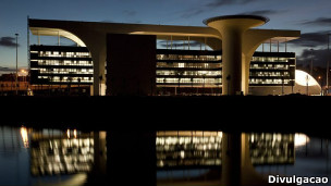 Cidade Administrativa Presidente Tancredo Neves, de Minas Gerais, desenhada por Niemeyer