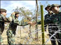 چودہ نومبر کو کنٹرول لائن پر چوتھا پوائنٹ کھولنے سے پہلے دونوں ملکوں کے فوجی ہاتھ ملاتے ہوئے