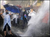 Người biểu tình ở Seoul chống chọi vòi rồng của cảnh sát 