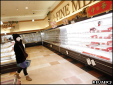 日本东北部青森县盛冈一家超市货架已空空如也(16/03/2011)