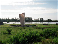 Tượng đài bên bờ Hiền Lương