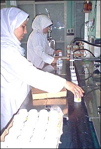 واسلین های بسته بندی شده لیبل زده می شوند