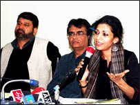 پریس کانفرنس کے دوران انسانی حقوق کے کارکن