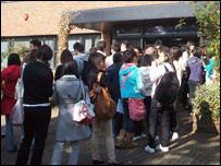 中国留学生的报到队伍