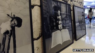 Ảnh triển lãm tại Hong Kong của bà Lưu Hà, vợ ông Lưu Hiểu Ba