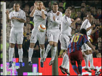 Ronaldo, Zidane e Roberto Carlos em barreira em falta cobrada por Ronaldinho, em partida entre Real Madrid e Barcelona