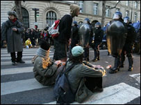 प्रदर्शनकारी और सुरक्षाकर्मी