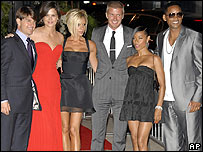 Casal chega à festa acompanhado de Cruise, Smith e respectivas esposas