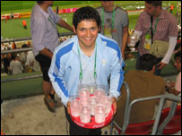 赛场工作人员不停地向记者席送水