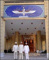 زرتشتيان در مقابل آتشکده ای در ايران