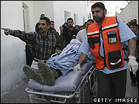 Nhân viên y tế Palestine chở người vào bệnh viện