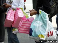 Consumidores fazendo compras