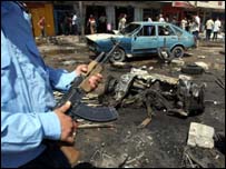 مامور امنيتی در صحنه يک انفجار - عکس از آرشيو