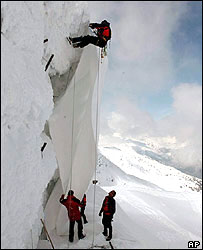 Funcionários cobrem parte da geleira Gurschen