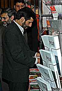 رئیس جمهور ایران در بازدید از نمایشگاه مطبوعات