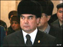 محمد اف در مراسم تشييع جنازه نيازاف