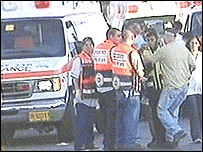 Equipe de ersgate no local do atentado nos arredores de Tel Aviv