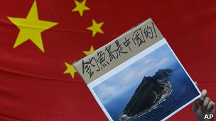 香港保钓示威者在中国国旗前举起钓鱼岛是中国的标语牌（11/9/2012）