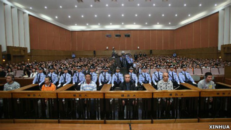 湄公河命案糯康（右一）等六人在昆明市中级法院受审（新华社图片20/9/2012）