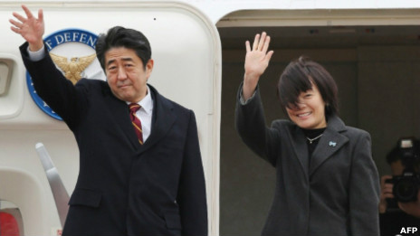 Ông Shinzo Abe và phu nhân rời sân bay Tokyo lên đường thăm Đông Nam Á