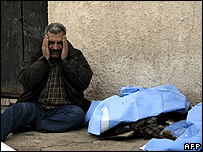 Homem entra em desespero após ataque em Bagdá