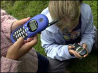 英国年轻人离不开手机