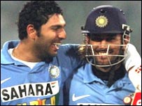 धोनी और युवराज सिंह (फ़ाइल फ़ोटो)