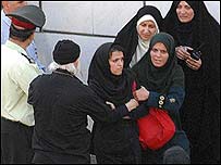 خشونت در تجمع زنان - عکس از وبلاگ کسوف