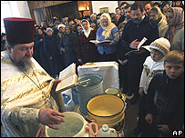 Một linh mục Chính thống giáo đang vẩy nước thánh