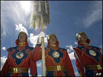 geleneksel kılıklarıyla Moğol muhafızlar