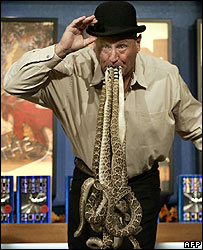 Jackie Bibby com dez cobras na boca