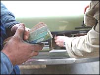 قيمت بنزين در ايران در حال حاضر کمتر از يک سوم قيمت تمام شده توليد آن است