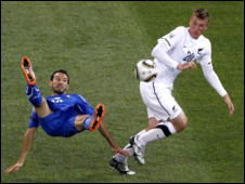 زامبروتا ووود في صراع على الكرة