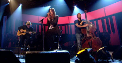 Carla Bruni em apresentação em programa da BBC