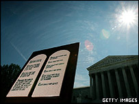 Cópia dos dez mandamentos exposta na frente da Suprema Corte americana