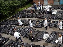 Thân nhân tìm kiếm con em mình