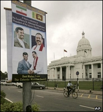 پوسترهای رئیسان جمهور ایران و سریلانکا در برابر ساختمان شهرداری کلمبو