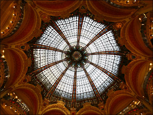 建筑华丽的老佛爷百货商店也是游客必到的地方。