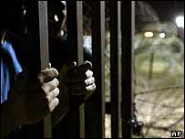 Ebu Guryeb'de bir tutsak parmaklıklar gerisinde