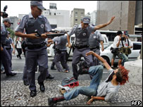 Protesto contra o presidente americano George W. Bush na Avenida Paulista